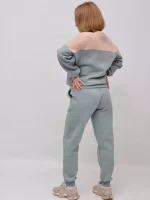 Жіночий костюм з акцентною вставкою