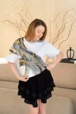 Футболка жіноча з розписом - Зображення 4