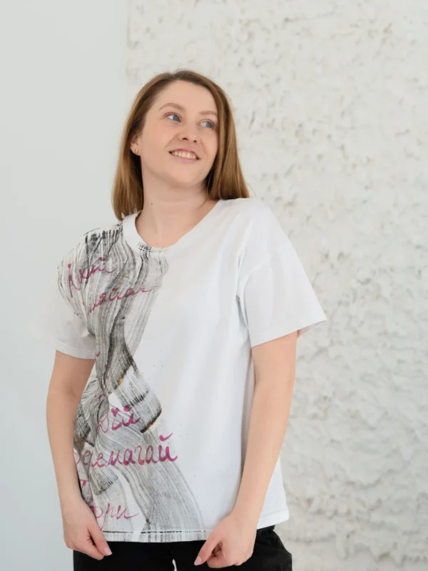 Женская Футболка Люби