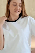 Жіноча футболка з чорною горловиною - Зображення 2