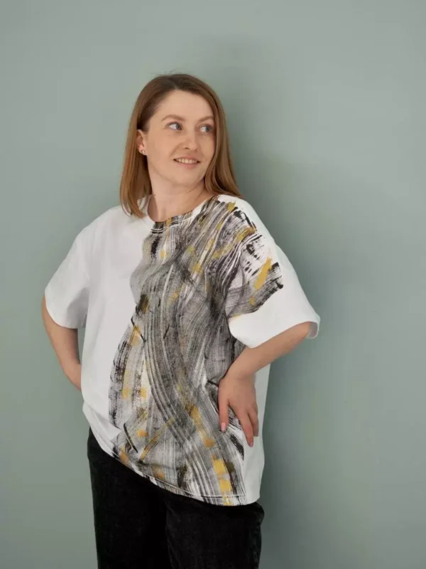 Женская футболка с росписью оверсайз