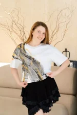 Футболка жіноча з розписом - Зображення 2