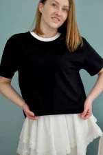 Жіноча футболка з білою горловиною