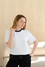 Жіноча футболка з чорною горловиною