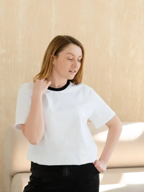 Женская футболка с чёрной горловиной