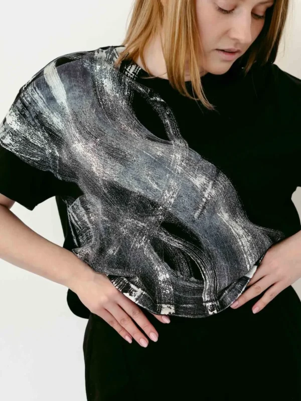 Женская футболка с росписью